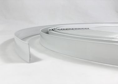Kolor biały Aluminiowa nasadka z tworzywa sztucznego w kształcie strzałki Nakładka z listwą 3D Dobra odporność na korozję